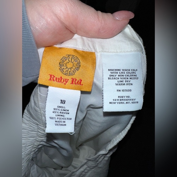 White Ruby Rd. Pants and XL Short Sleeve Blouse - Picture 3 of 3